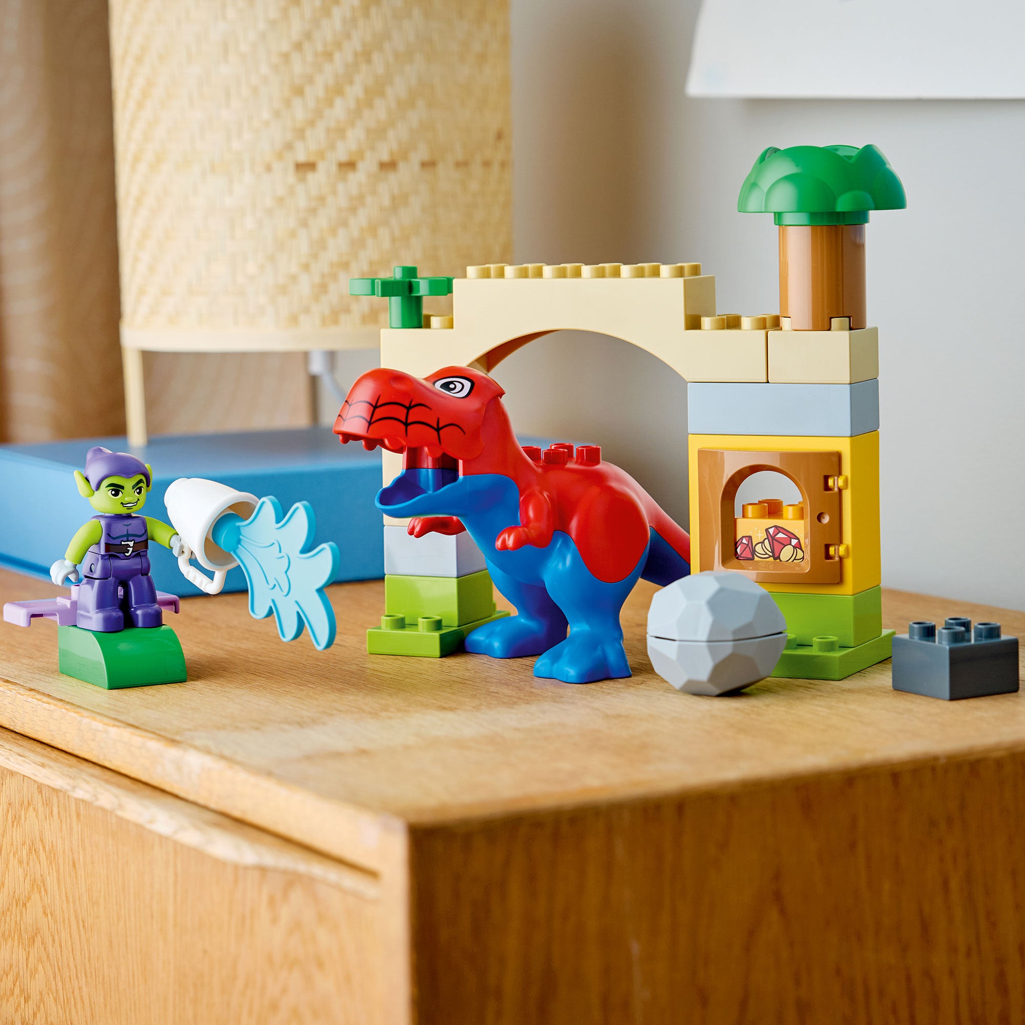 Dinosaurio Spidey-Rex vs. Duende Verde