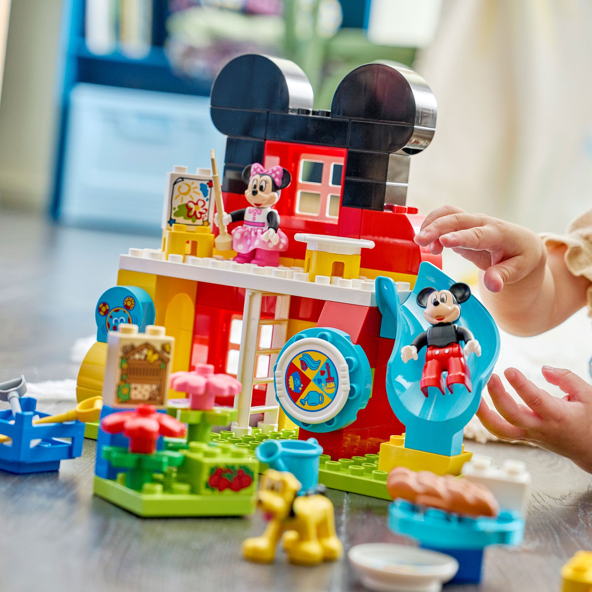 Casa de Mickey Mouse con Minnie y Pluto
