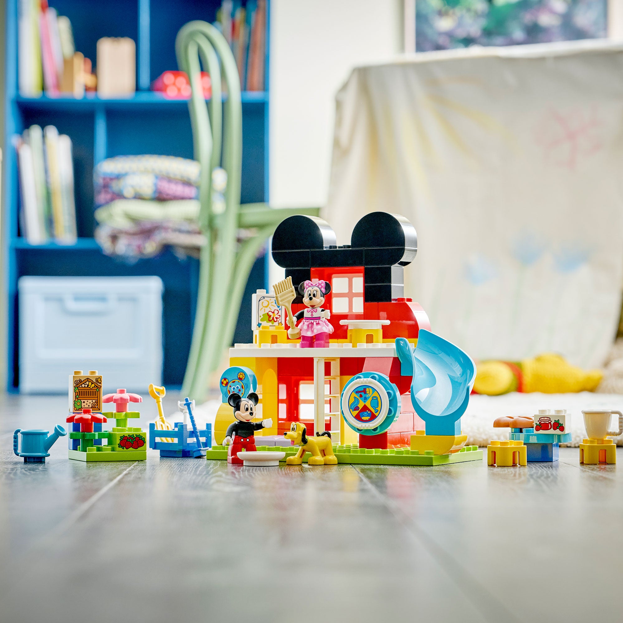 Casa de Mickey Mouse con Minnie y Pluto