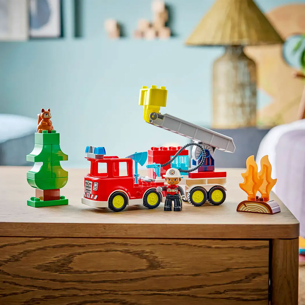 Camión de Bomberos con Manguera y Bomberos