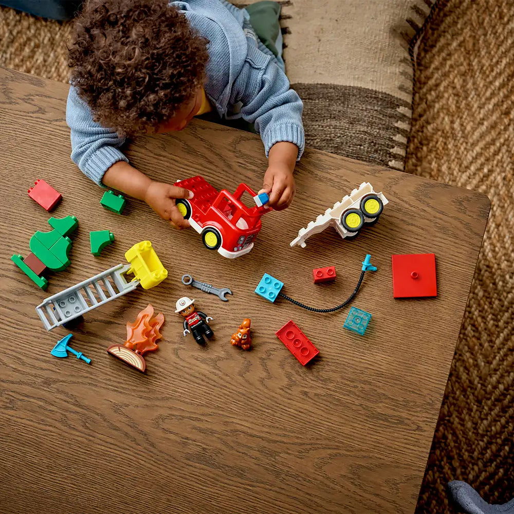 Camión de Bomberos con Manguera y Bomberos