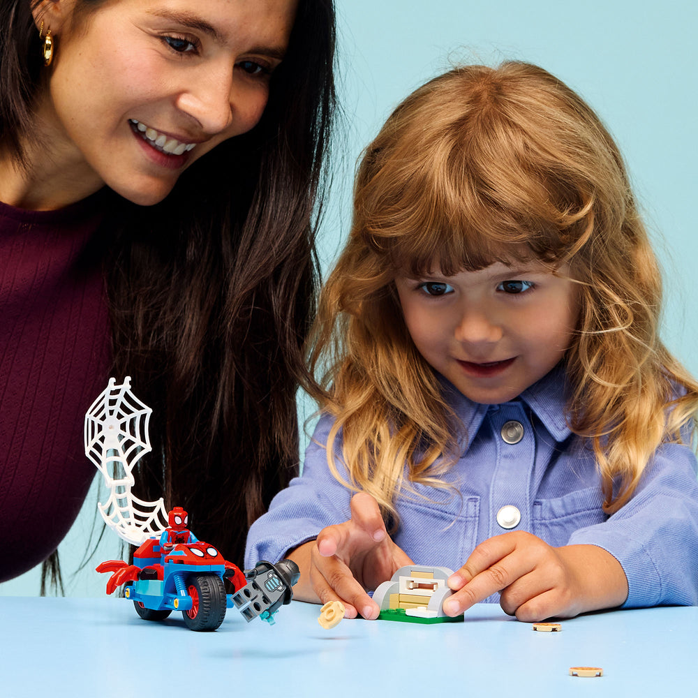 Spidey en su Moto vs. Rino