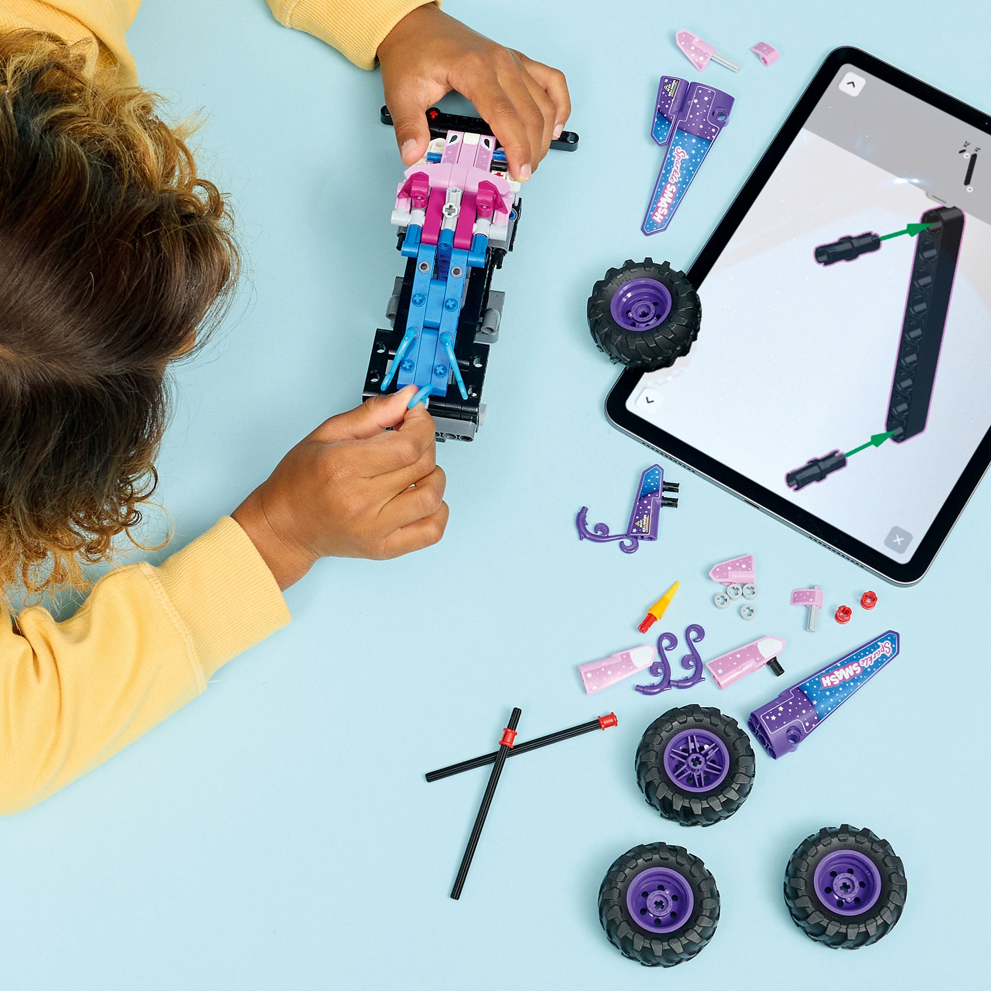 Monster Jam™ Sparkle Smash™ con Motor de Carga Manual