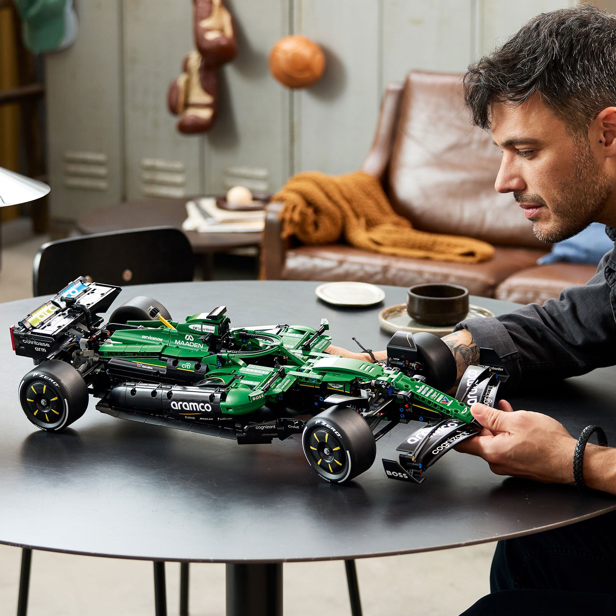 Auto de F1® Aston Martin Aramco AMR25