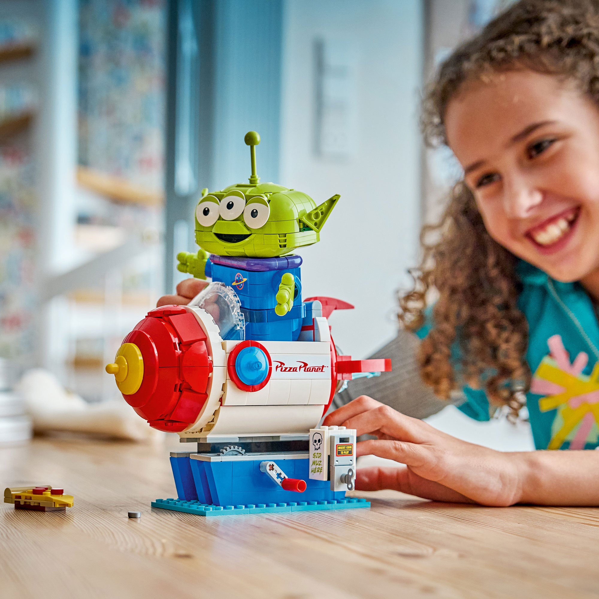 Marcianito con Cohete de Pizza Planet