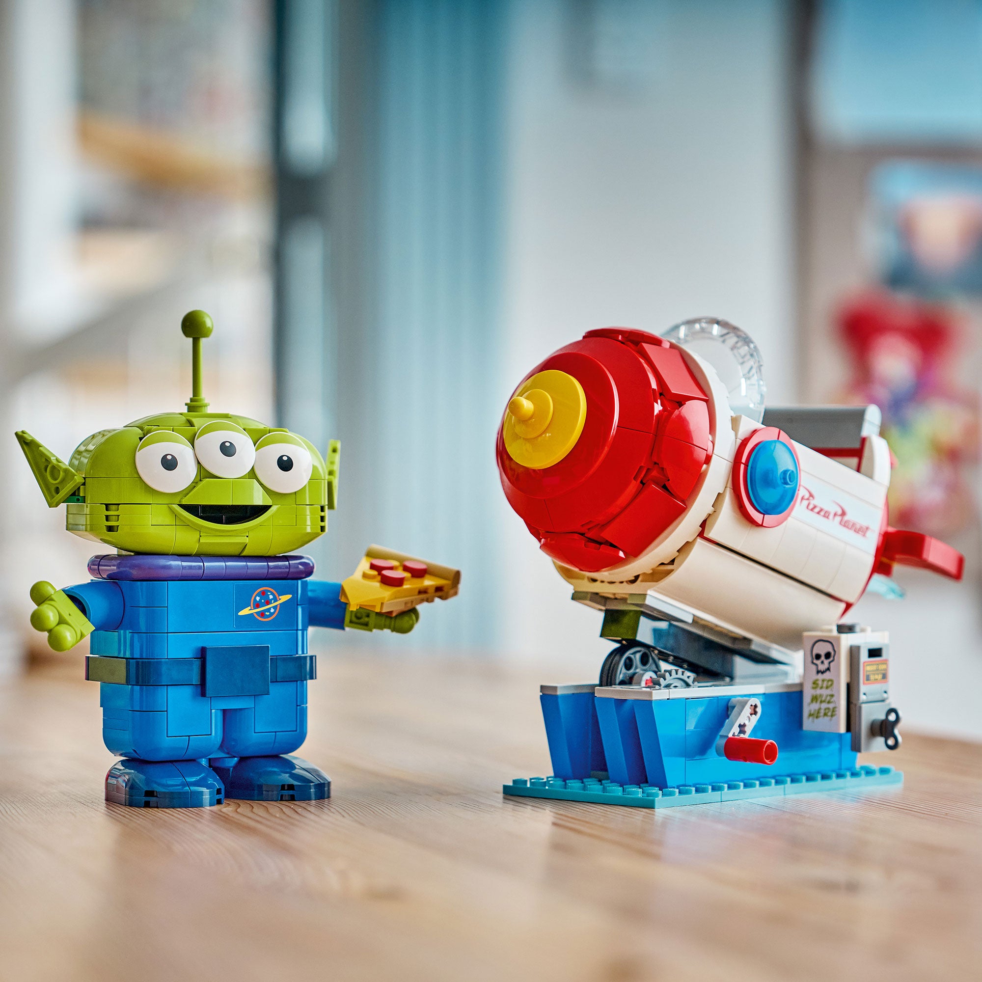 Marcianito con Cohete de Pizza Planet
