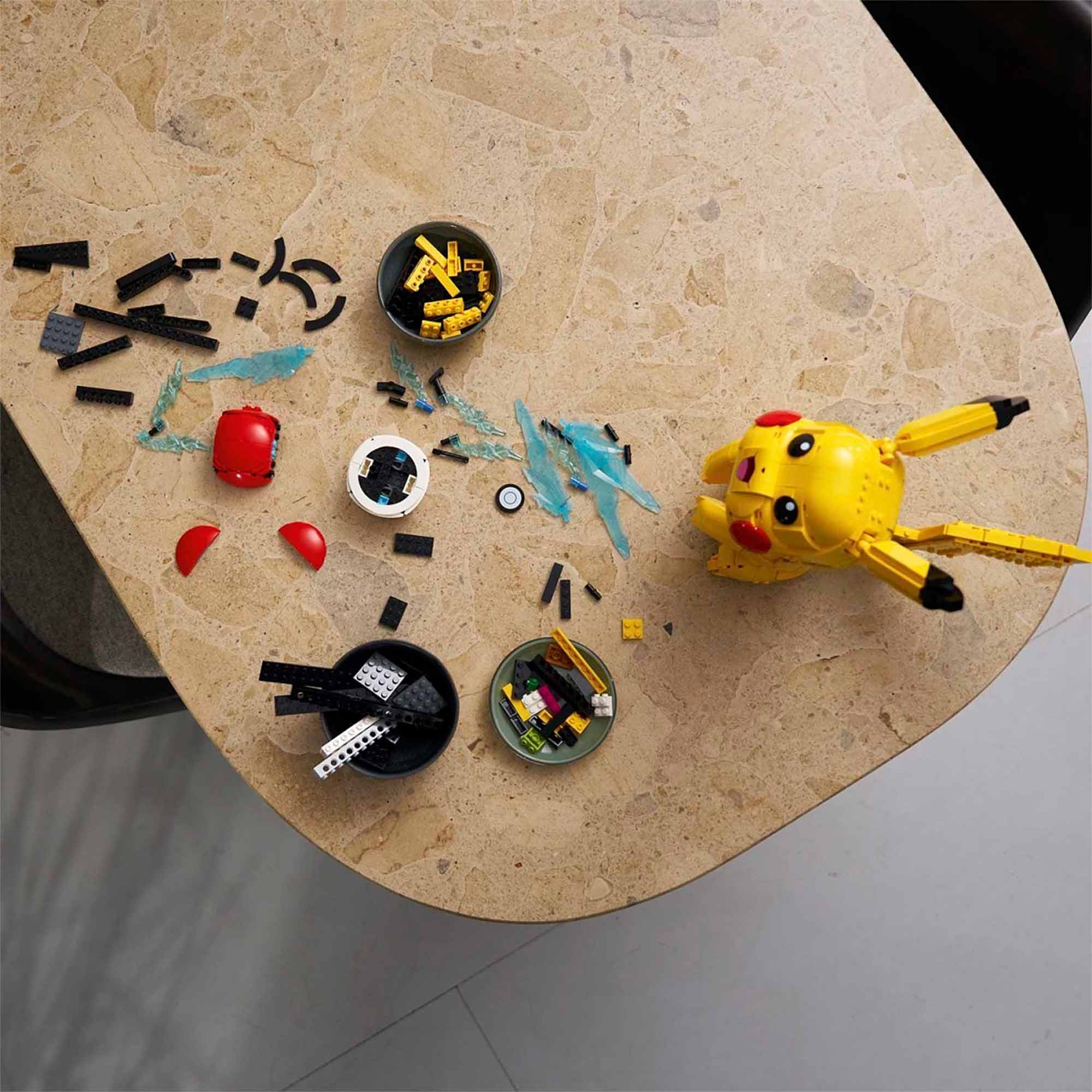 Pikachu y Poké Ball