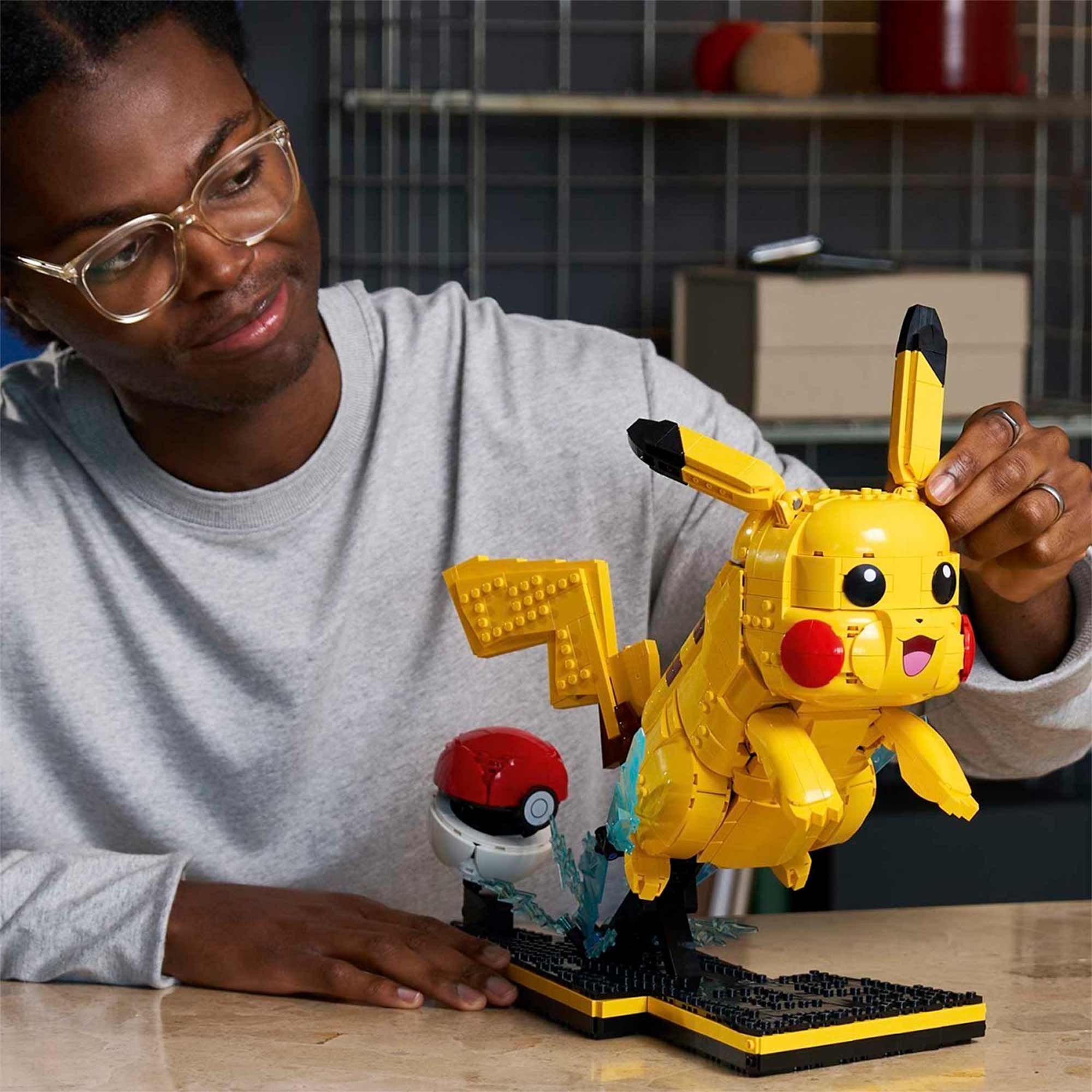 Pikachu y Poké Ball