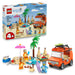 Disfruta de un día de playa lleno de diversión con Bluey, Bingo y Mamá. Este set LEGO® para niños a partir de 4 años incluye vehículo, castillo de arena, palmera, sombrilla, tumbona y minifiguras. Perfecto para estimular la creatividad, el juego imaginativo y las habilidades de resolución de problemas mientras los peques recrean aventuras veraniegas inspiradas en la serie Bluey.