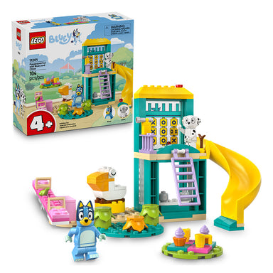 Acompaña a Bluey y Chloe en un parque de juegos lleno de aventuras. Este set LEGO® para niños a partir de 4 años incluye tobogán, balancín, trepador, pelícano giratorio, torre con telescopio y zona de pícnic, junto con minifiguras y accesorios interactivos. Perfecto para estimular la creatividad, el juego imaginativo y las habilidades de resolución de problemas mientras los peques recrean divertidas historias inspiradas en la serie Bluey.