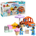 Un set LEGO® DUPLO® para preescolares a partir de 2 años que combina juego imaginativo y aprendizaje. Incluye coche, puesto de helados, figuras de Bluey y Papá, bolas de helado y cucuruchos para apilar y clasificar. Perfecto para desarrollar motricidad fina, creatividad y habilidades de reconocimiento de colores mientras los niños recrean divertidas aventuras de la serie Bluey.