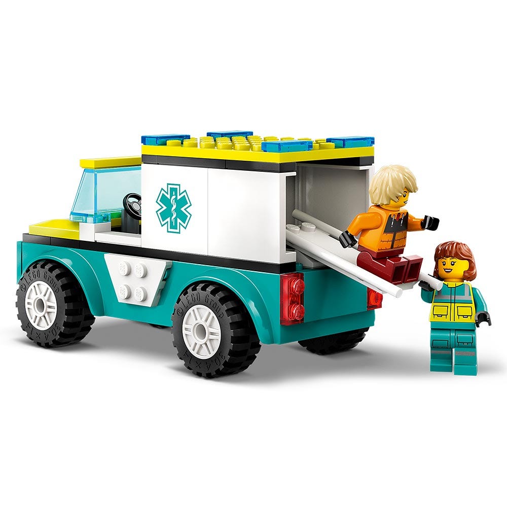Ambulancia de Emergencias y Chico con Snowboard