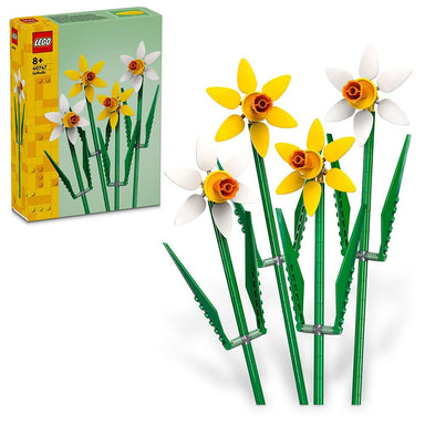 Construye 4 narcisos en delicados tonos amarillo y blanco con tallos y hojas ajustables. Ideal para niños desde 8 años y adultos amantes de las flores. Exponlos solos o combínalos con otros sets LEGO para crear un ramo primaveral único, perfecto como regalo de celebración.