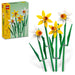 Construye 4 narcisos en delicados tonos amarillo y blanco con tallos y hojas ajustables. Ideal para niños desde 8 años y adultos amantes de las flores. Exponlos solos o combínalos con otros sets LEGO para crear un ramo primaveral único, perfecto como regalo de celebración.