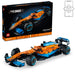 Set LEGO Technic McLaren Formula 1 42141 con motor V6 de pistones móviles, dirección funcional, suspensión, diferencial y stickers de patrocinadores; una maqueta de exposición creada en colaboración con McLaren Racing para fans adultos de la F1.